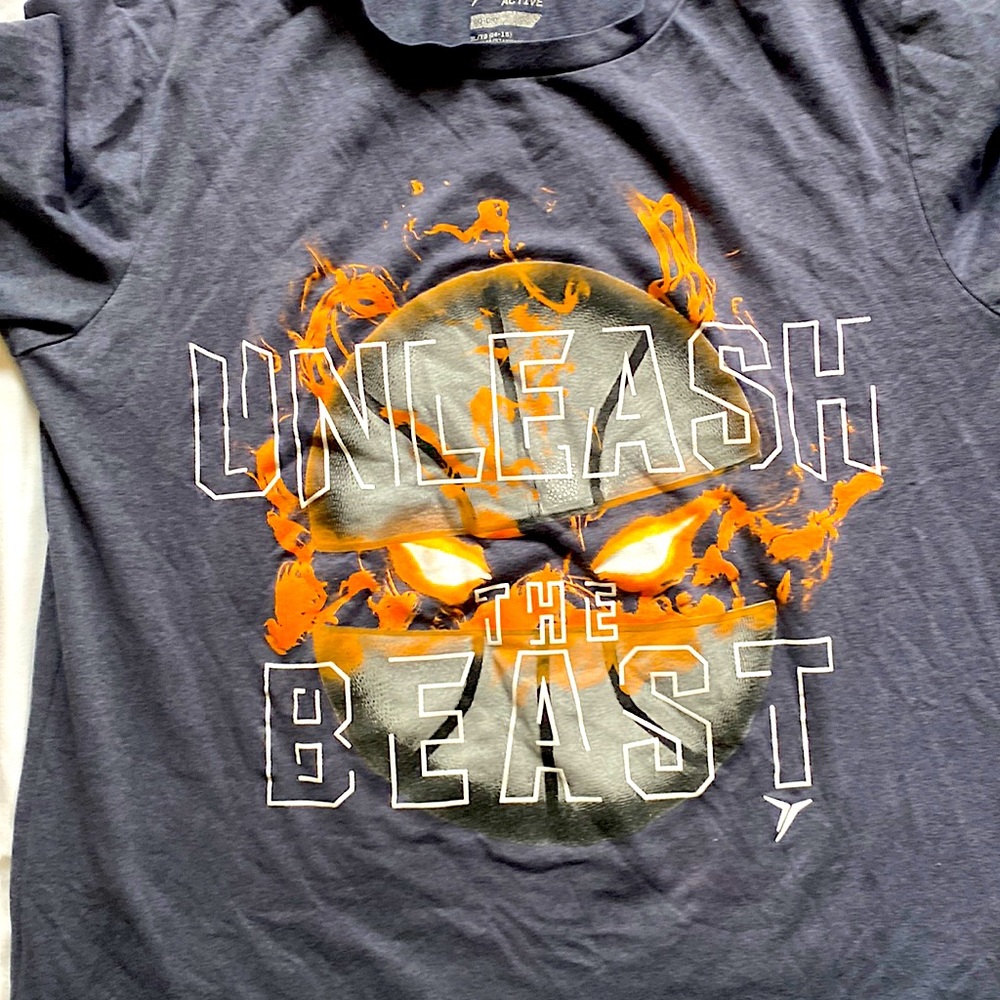 Old Navy Boys Basketball t-shirt -great condition-grey size 14-16